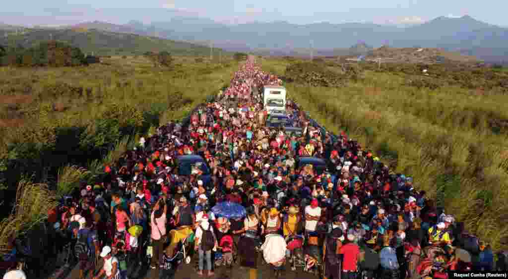 Több ezer menekült tart Mexikóváros felé november 6-án