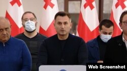 Давид Киркитадзе (в центре) и другие депутаты, объявившие голодовку в поддержку Михаила Саакашвили. 14 ноября 2021 года.
