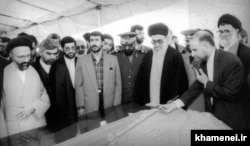 بازدید رهبر جمهوری اسلامی از پروژه سد کرخه در اسفند ماه ۷۵ به همراه وزیر وقت نیرو بیژن زنگنه و فرمانده کل وقت سپاه محسن رضایی