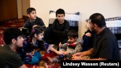 آرشیف- یک خانواده که افغانستان را ترک کرده و به ایالات متحده امریکا پناهنده شده است.
