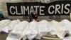 Климаттык активисттер саммит өтүп жаткан имараттын сыртында жана ичинде акцияга чыгышты.