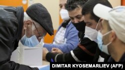 Një qytetar nënshkruan në regjistrin e votuesve më 14 nëntor 2021 në Bullgari. 
