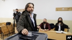 Kryetari i ri i Prishtinës, Përparim Rama duke votuar në rundin e balotazhit. Prishtinë, 14 nëntor 2021. 