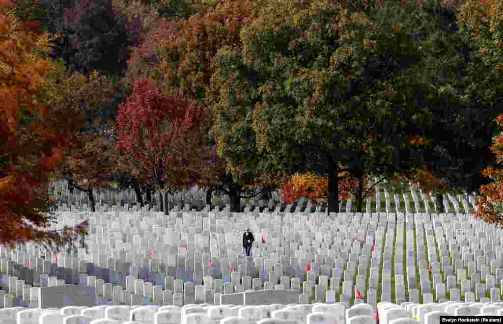 Një grua duke ecur nëpër Sektorin 60 të Varrezës Kombëtare në Arlington, Uashington.