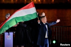 Петер Мадьяр выступает перед своими сторонниками на митинге в Будапеште 12 апреля по случаю победы его партии на парламентских выборах