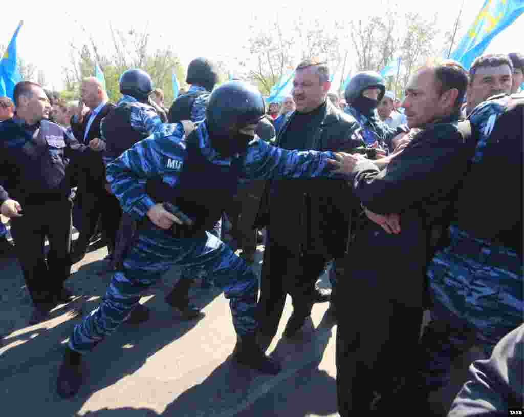 Mayıs 3 adise-vaqialarınıñ iştirakçileri Qırımnıñ Rusiye akimiyeti tarafından taqip etilip başladı. Beş qırımtatar faali ücümde ve &laquo;Berkut&raquo; eski ukrain mahsus bölüginiñ askerlerine qarşı küç qullanğanında qabaatlandı 