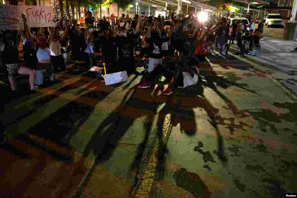 Grupa demonstranata kleči tokom protesta zbog smrti George Floyda u Minneapolisu, u centru Atlante, Georgia.