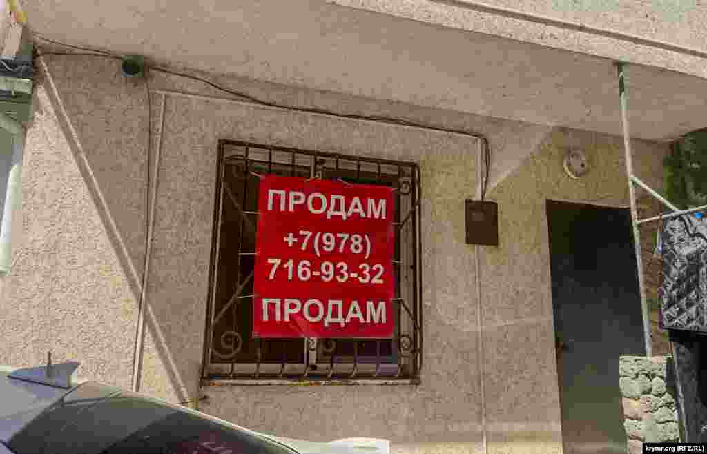 Хозяева пытаются побыстрее сбагрить свой мини-пансионат. Южная коса близ поселка Мирный, западный Крым, конец августа 2026 года