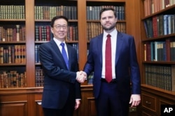 Vicepreședintele chinez Zheng Profile, alături de viitorul vicepreședinte american, JD Vance.