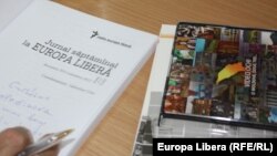 Moldova - Iulian Ciocan (L), RFE/RL book launching in Chisinau, ASEM, 12Feb2013