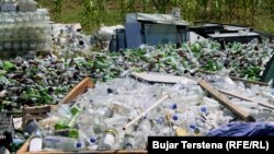 Shishe qelqi në punëtorinë “Kosovo Glass Recycling”, në fshatin Qerim të Gjakovës.