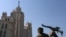 Аналітики зауважують, що Росія оголошує дедалі різкіші погрози ескалації проти України напередодні односторонньо оголошеного припинення вогню до 9 травня