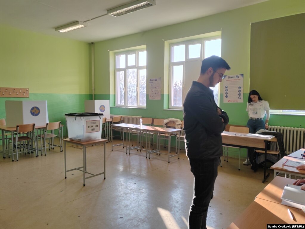 Një person gjatë procesit të votimit në një qendër votimi në Graçanicë për zgjedhjet parlamentare të Kosovës.&nbsp;
