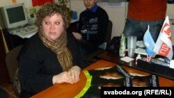 Натальля Зайцава, лідэрка магілёўскіх сацыял-дэмакратак, і асобнікі новага часопісу.