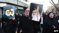 Iranieni cu o fotografie a ayatollahului Ali Khamenei la Teheran, 1 martie 2026.