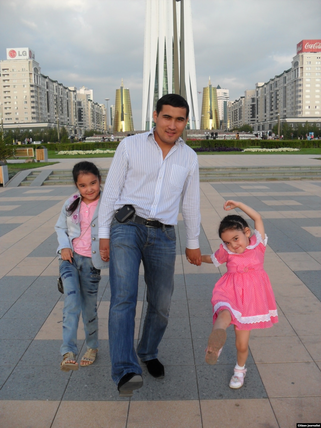 Әйелі резеңке жыныс мүшесін күйеуінің китесіне тығып алған. Сексуалдық ана ұлын қорлайды