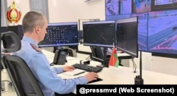 У зале відэаманіторынгу – вялікі экран, на які выводзяць трансьляцыю камэр відэаназіраньня ў рэальным часе. Міліцыянт можа выбраць асобныя камэры на свае кампутары