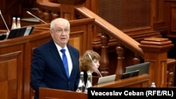 Premierul Alexandru Munteanu, în timpul unei intervenții în parlament (fotografie de arhivă)