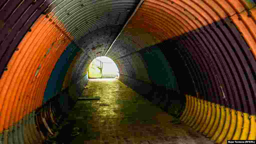 Brenda nënkalimit në lagjen "Tophane" në Prishtinë.Nënkalimi duket i papastër dhe pothuajse i pashfrytëzueshëm nga askush.