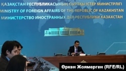 Сыртқы істер министрлігінің баспасөз хатшысы Айбек Смадияров брифинг өткізіп отыр. Астана, 26 қараша 2018 жыл.