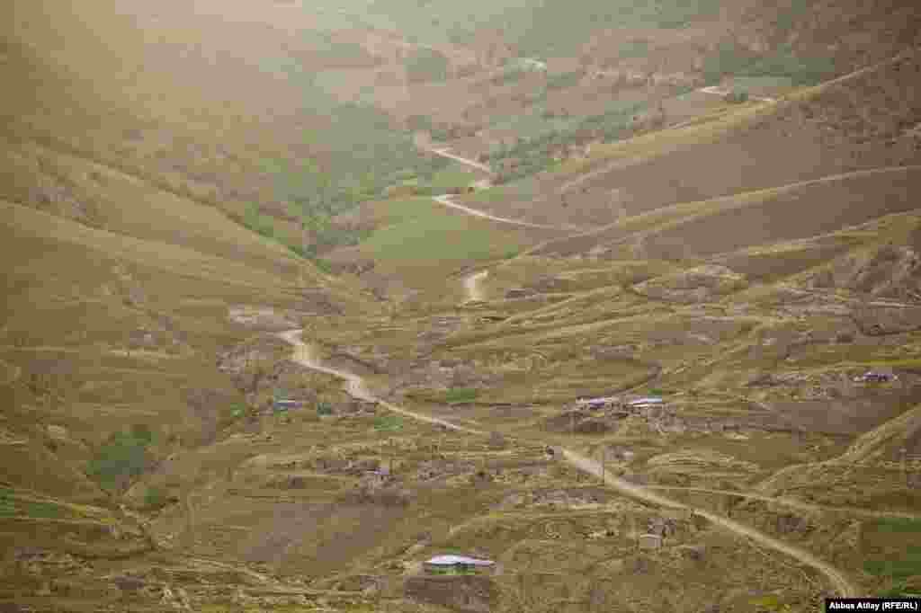 Bir zamanlar yerli ermənilərin, indi isə köçəri fermerlərin yaşadığı yarıdağılmış evlər.