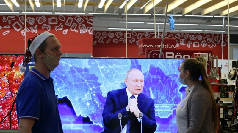 Среди кастрюль, рядом со страусами: в Крыму пресс-конференцию Владимира Путина транслировали в магазинах бытовой техники (фотогалерея)