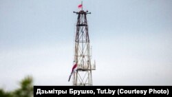 Нацыянальныя сьцягі на менскай вежы-глушылцы