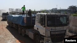 Kamioni s humanitarnom pomoći u Khan Younisu, 11. 10. 2025.