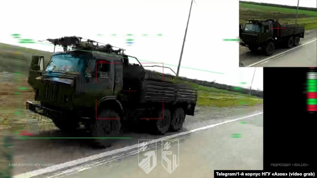 Російська військова вантажівка в прицілі українського дрона поблизу окупованого Маріуполя
