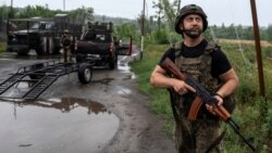 Військовий 93-ї окремої механізованої бригади «Холодний Яр» ЗСУ спостерігає за небом у пошуках можливих російських БПЛА поблизу прифронтового міста Дружківка на Донеччині, 10 липня 2026 року