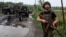 Військовослужбовець 93-ї окремої механізованої бригади «Холодний Яр» спостерігає за небом у пошуках російських безпілотників поблизу прифронтового міста Дружківка, 10 липня 2026 року