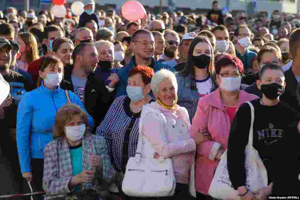 Many supporters wore masks amid a rising number of COVID-19 cases and deaths in Belarus.​