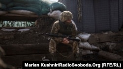 Український військовий на передових позиціях ЗСУ поблизу Горлівки, 21 квітня 2021 року