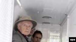 Конгрессмен Лантос критикует не только Кремль. В апреле этого года он был задержан за участие в акции протеста у посольства Судана в Вашингтоне