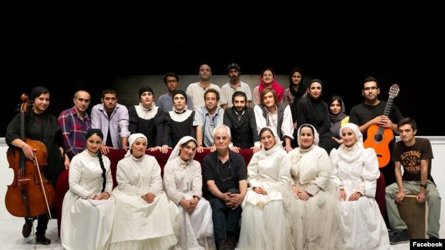 علی رفیعی همراه با همکارانش در نمایش «یرما»