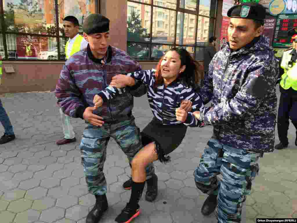 Kazakh law enforcement officers detain a woman during a protest rally by opposition supporters in Nur-Sultan on September 21. (RFE/RL / Orken Zhoyamergen)