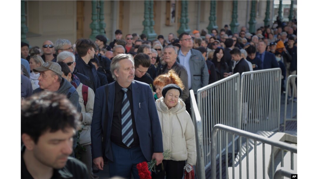 Oamenii stau la coadă pentru a intra în Sala Coloanelor din Casa Sindicatelor pentru a participa la o slujbă de comemorare a lui Mihail Gorbaciov, ultimul lider al Uniunii Sovietice, în Moscova, Rusia, 3 septembrie 2022.