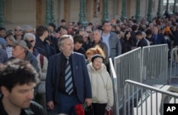 Oamenii stau la coadă pentru a intra în Sala Coloanelor din Casa Sindicatelor pentru a participa la o slujbă de comemorare a lui Mihail Gorbaciov, ultimul lider al Uniunii Sovietice, în Moscova, Rusia, 3 septembrie 2022.