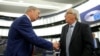 Avropa Komissiyasının Prezidenti Jean-Claude Juncker (sağda) və Breksit Partiyasının lideri Nigel Farage. Bu gün Avropa Parlamentində Breksit üzrə yeni müzakirə başlanır