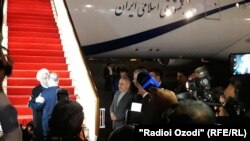 Ҳасани Рӯҳониро дар фурудгоҳи Душанбе Шукурҷон Зуҳуров пешвоз гирифт. 14-уми июни 2019