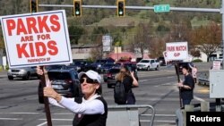 „Parcurile sunt pentru copii”, susțin cei care vor evacuarea persoanelor homeless, la Grants Pass, în Oregon. Manifestanții mai atrag atenția că în „taberele” homeless s-ar folosi pe scară largă drogurile.