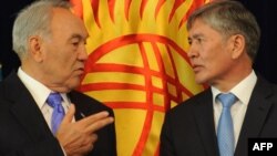 Қазақстан президенті Нұрсұлтан Назарбаев (сол жақта) пен Қырғызстан президенті Алмазбек Атамбаев. Бішкек, 22 тамыз 2012 жыл.