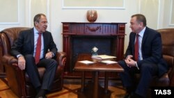 ბელორუსიის საგარეო საქმეთა მინისტრი ვლადიმირ მაკეი (მარჯვნივ) თავის რუს კოლეგას, სერგეი ლავროვს მასპინძლობს.