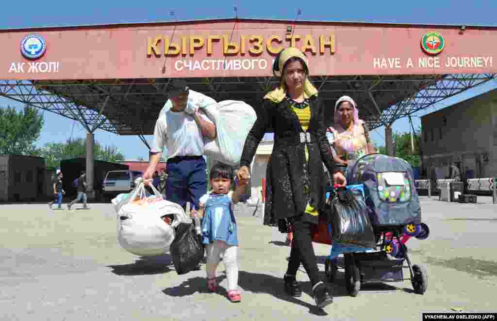 People walk through a frontier check point at the Kyrgyz-Uzbek border in Kara Suu, some 500 kilometers southeast of Bishkek. (AFP/Vyacheslav Oseledko)