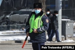 Полицейский патрулирует улицу неподалеку от места, где должен был состояться митинг. 28 февраля 2021 года.