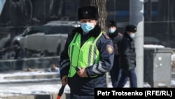 Оппозицияның наразылық акицясы өтеді деп хабарланған маңда жүрген полиция қызметкерлері. Алматы, 28 ақпан 2021 жыл.