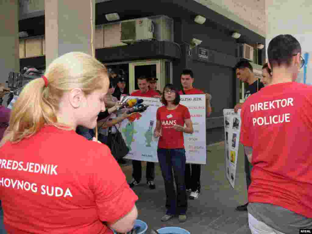 Nevladina organizacija MANS, održala je ispred Vrhovnog državnog tužilaštva javni čas kojim želi istaći kako čelnici tužilaštva, sudstva i policije, u borbi protiv korupcije i organizovanog kriminala, ne vide razliku između ¨velikih i malih riba¨. Foto: Savo Prelević