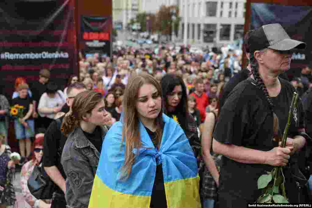 Після заупокійної літургії у Володимирському соборі люди продовжили прощання з Олексієм на Майдані Незалежності. Київ, 8 серпня 2026 року