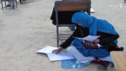 افغان ښځه! په غېږ کې ماشوم او په لاس کې قلم