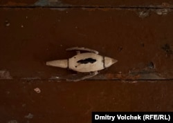 Умирающий воробей в павильоне Кипра